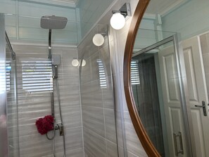 Douche, sèche-cheveux, serviettes fournies, savon