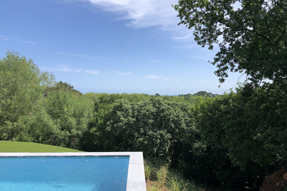 Etche Churria: Large villa with a sublime view of the Rhune and the ocean.