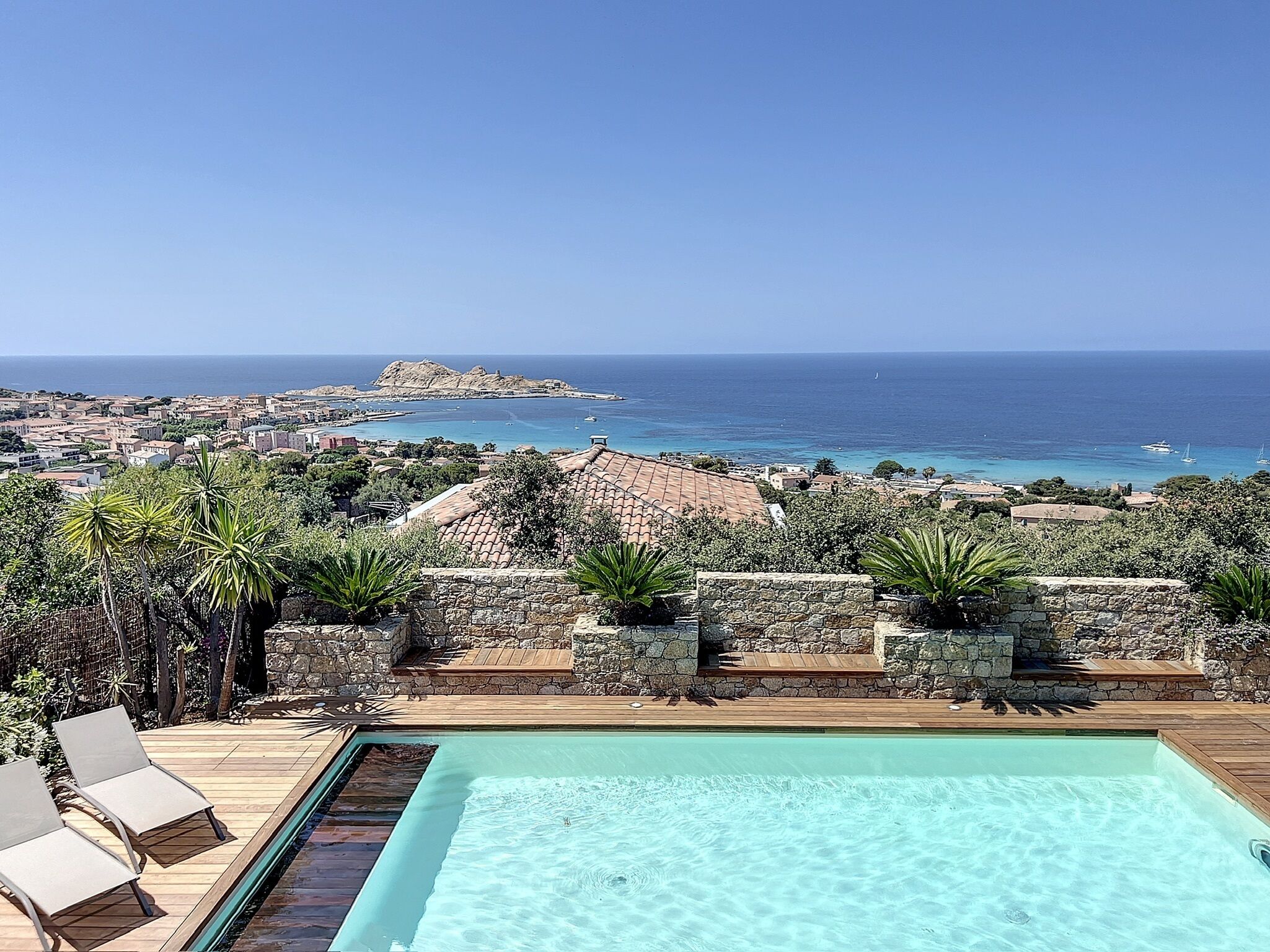 حمّام سباحة مُدفَّأ