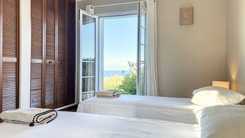 4 bedrooms, iron/ironing board, free WiFi