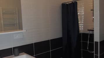 Een douche, een haardroger, handdoeken