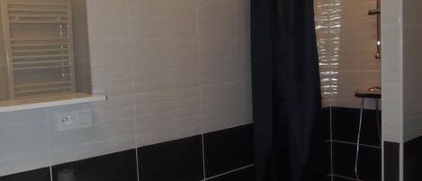 Douche, séchoir à cheveux, serviettes fournies