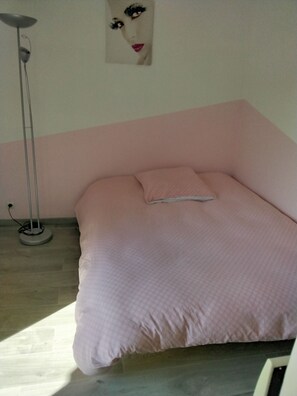 2 bedrooms, iron/ironing board, free WiFi