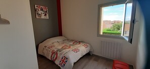 2 bedrooms, iron/ironing board, free WiFi