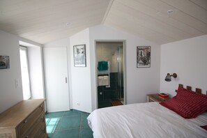 3 bedrooms, iron/ironing board, travel cot, WiFi - Restored cellar, private enclosed garden near village center and beach St Denis Oléron (Saint-Denis-D'oléron)