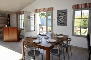 Dining - Restored cellar, private enclosed garden near village center and beach St Denis Oléron (Saint-Denis-D'oléron)