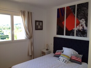 6 slaapkamers, een strijkplank/strijkijzer, reisbedje, gratis wifi