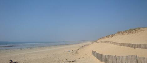 Nær stranden og solsenger