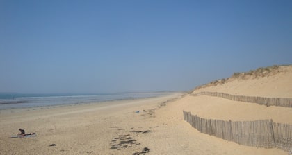 Bretonische Haus in einem authentischen Dorf am Meer in der Bretagne