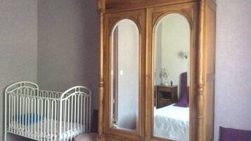 3 chambres, coffres-forts dans les chambres, fer et planche Ă repasser