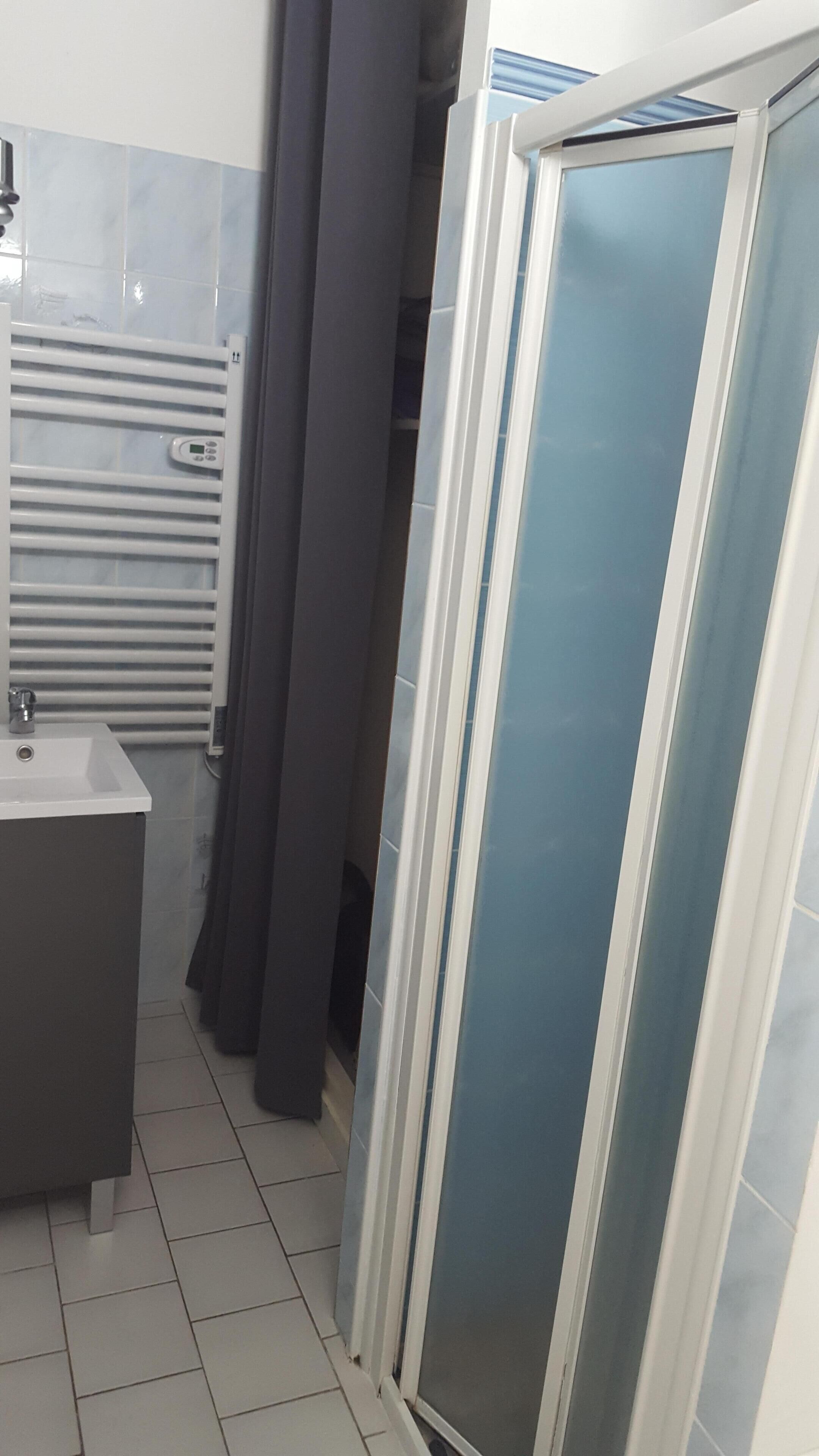 Douche, sèche-cheveux, serviettes fournies, papier toilette
