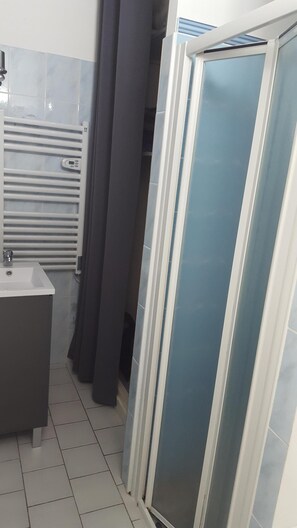Douche, sèche-cheveux, serviettes fournies, papier toilette