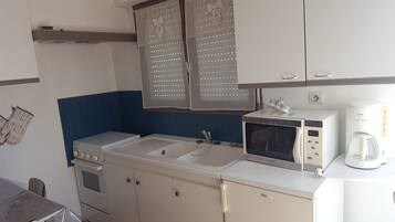 Réfrigérateur, micro-ondes, four, cafetière/bouilloire