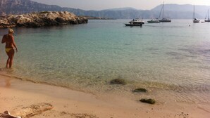 A beach with clear water, boats, and rocky terrain. - Exceptional - Property with full view of Mont Ste Victoire (Trets)