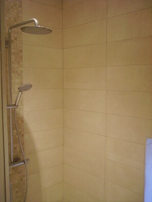 Baignoire, sèche-cheveux, serviettes fournies, savon