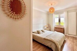 3 slaapkamers, een strijkplank/strijkijzer, reisbedje, wifi