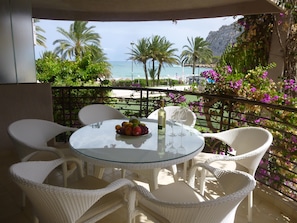 Outdoor dining - Super apartment, directly on beautiful sandy beach and next to all facilities (Calp)