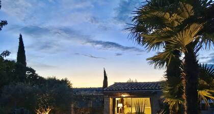 Charming cottage Gordes, private pool, very quiet, views, New 2025: Optics fiber