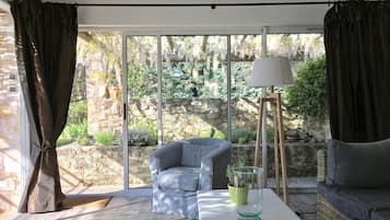 TV, DVD player, books, stereo