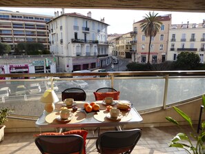 Outdoor dining - Your vacation starts here ... in this beautiful sun-drenched apartment (Cannes)