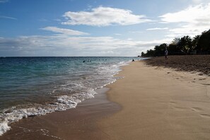 På stranden
