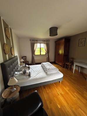 4 bedrooms, iron/ironing board, WiFi, bed sheets