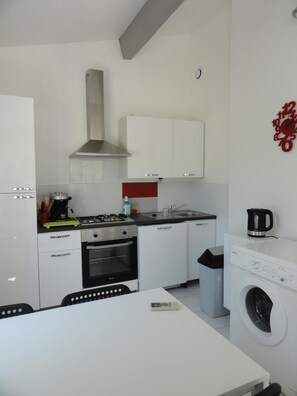Refrigerador, microondas, horno, placa de cocina