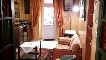 Télévision, lecteur de DVD, livres