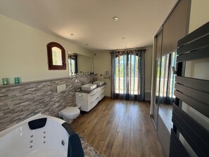 Combined shower/tub, jetted tub, hair dryer, towels