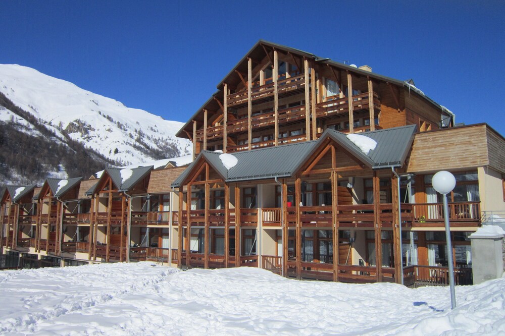 Large Studio 27 m2 - in residence tourism *** with swimming pool