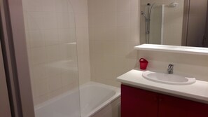 Baignoire, sèche-cheveux