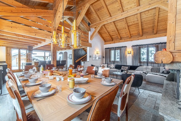 La grande table en chêne du séjours pour vos repas en famille ou entre amis