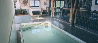 Magnificent Cottage with heated indoor pool 