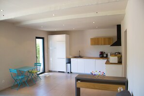 Fridge, microwave, oven, stovetop - Single storey house 3 bedrooms including 1 studio 150 m from the sea (Six-Fours-Les-Plages)