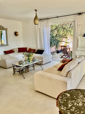 Una televisión, una chimenea, libros, una biblioteca de música