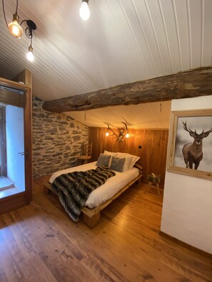 5 عدّة غرف نوم وسرير سفر وواي فاي مجانًا وملاءات أسرّة