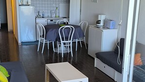 A compact living space with a kitchenette, a dining area, and a bed. - cap d'agde t3 apartment 54m2 facing the sea seafront with sea views (Agde)
