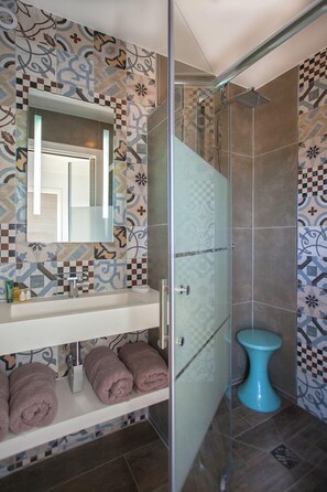 Dusche, Haartrockner, Toilettenpapier