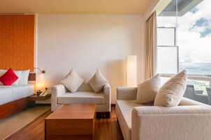 Minibar, caja de seguridad en la habitación y decoración personalizada