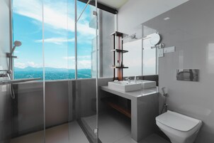 Suite Deluxe, 1 cama de matrimonio grande, no fumadores | Baño | Ducha y cabezal de ducha con hidromasaje