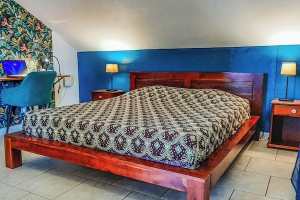 Chambre double. Lit Queen size (160 x 200 cm) avec 2 tables et lampes de chevet.