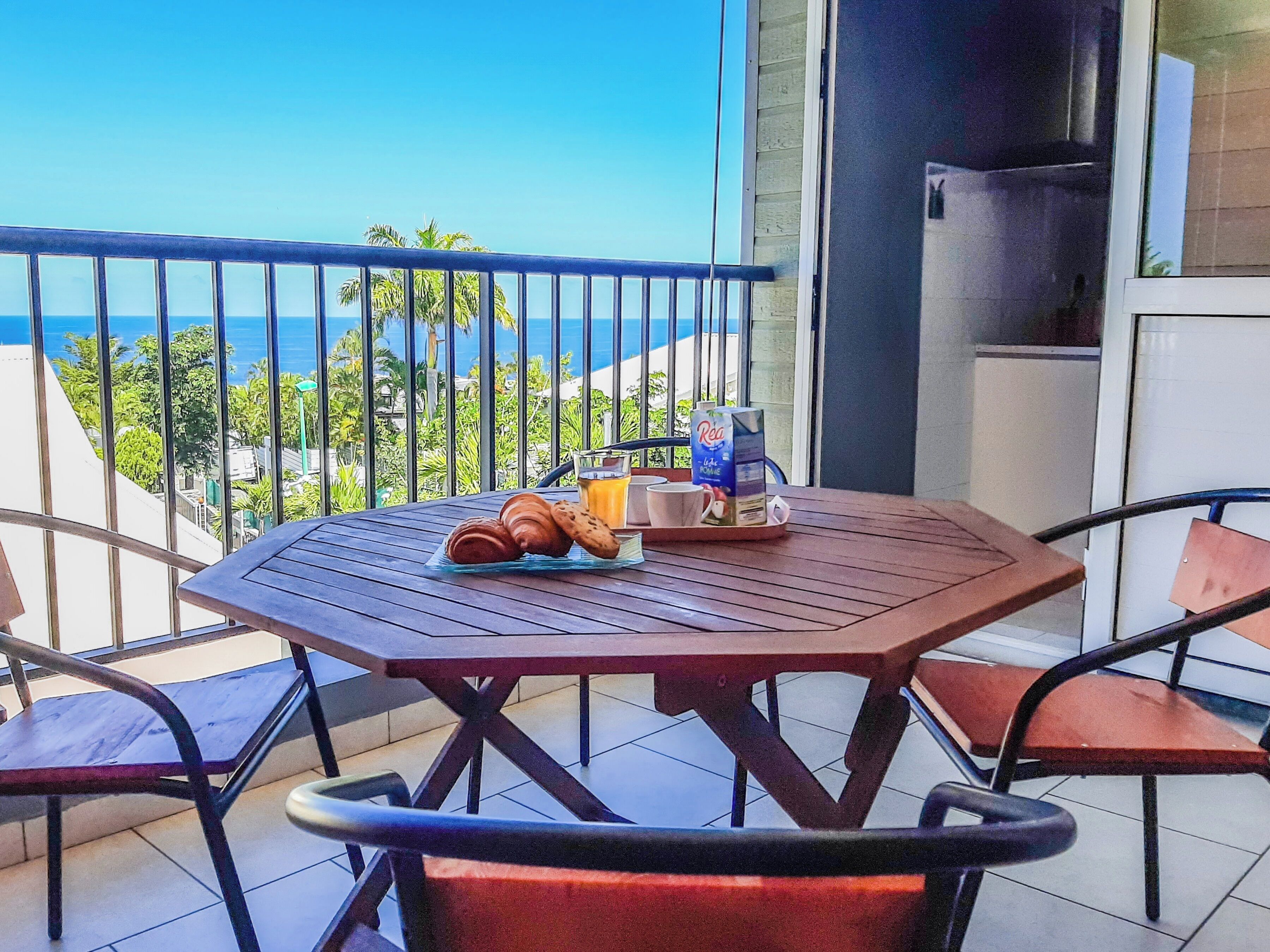 Balcon avec table et 4 chaises. Vue mer imprenable.