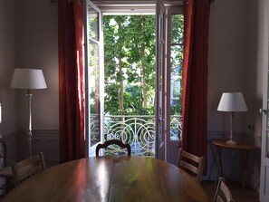 Dining - Cozy apartment in the heart of Vichy. (Vichy)