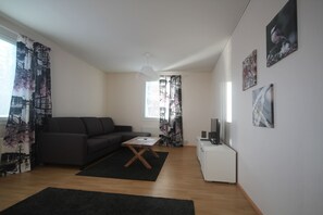 Departamento, 2 habitaciones, sauna | Sala de estar | Televisión de pantalla plana y reproductor de DVD 