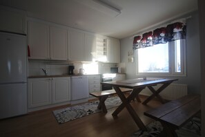 Departamento, 2 habitaciones, sauna | Cocina privada | Refrigerador con congelador, microondas, horno y parrilla de estufa 
