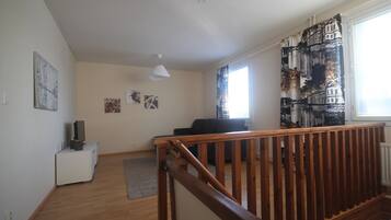 Apartment, 2 Bedrooms, Sauna | Ruang tamu | TV skrin rata, pemain DVD