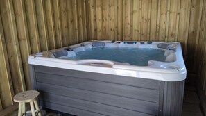 Indoor spa tub