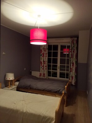 4 bedrooms, iron/ironing board, free WiFi