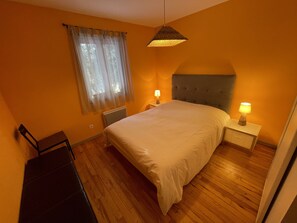 2 habitaciones, tabla de planchar con plancha y ropa de cama 