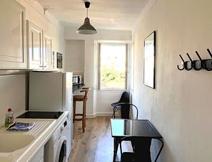 Fridge, microwave, oven, coffee/tea maker